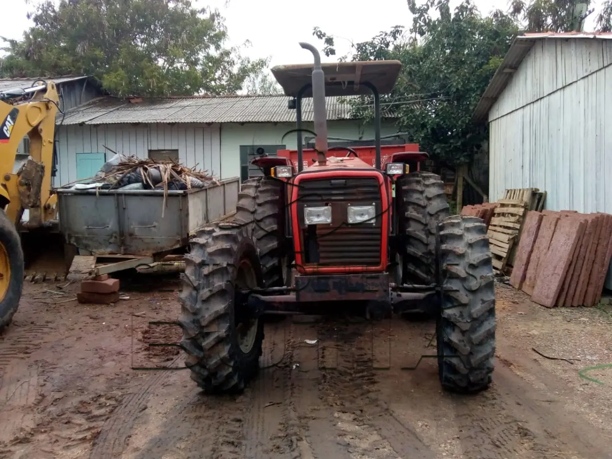 LOTE 004 - TRATOR AGRÍCOLA